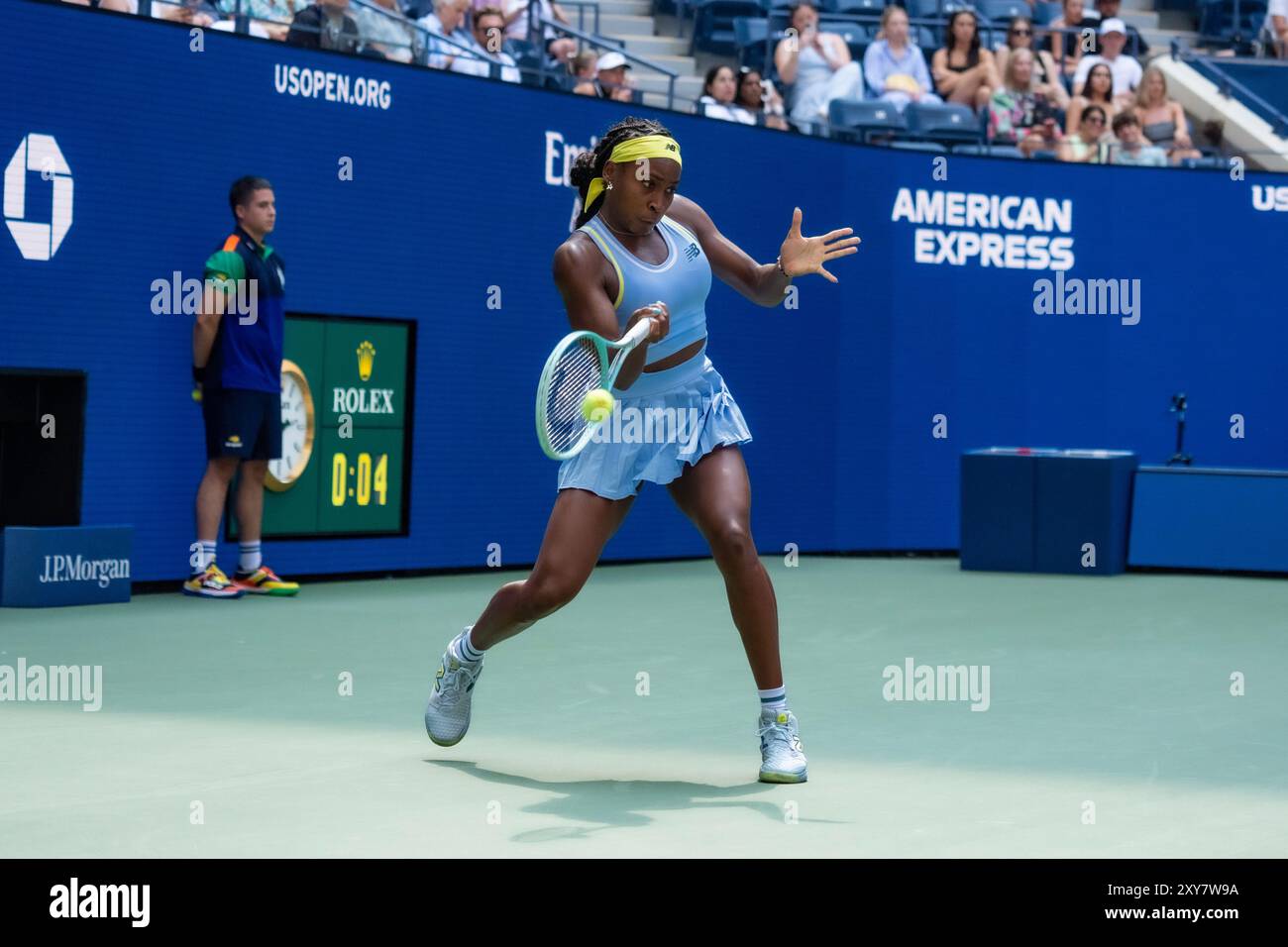 Coco Gauff (USA) partecipa al primo turno degli US Open 2024. Foto Stock