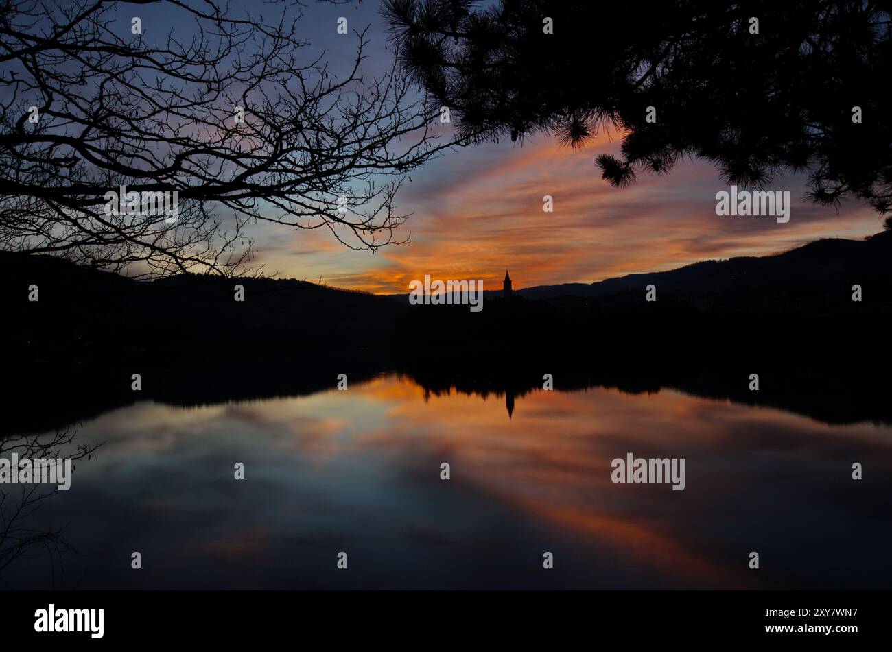 Panorama del lago di Mercatale, contro un cielo scenografico al tramonto Foto Stock