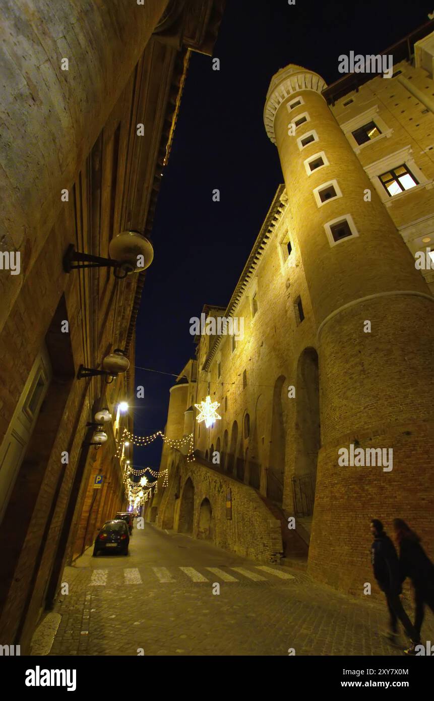 Vista notturna dal basso dei torricini del palazzo ducale di Urbino Foto Stock