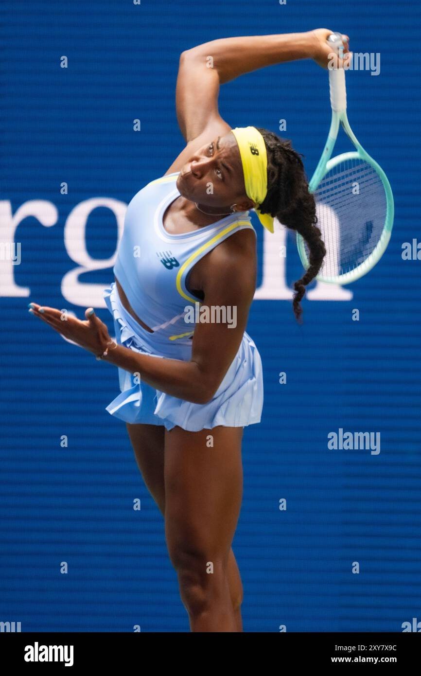 Coco Gauff (USA) partecipa al primo turno degli US Open 2024. Foto Stock