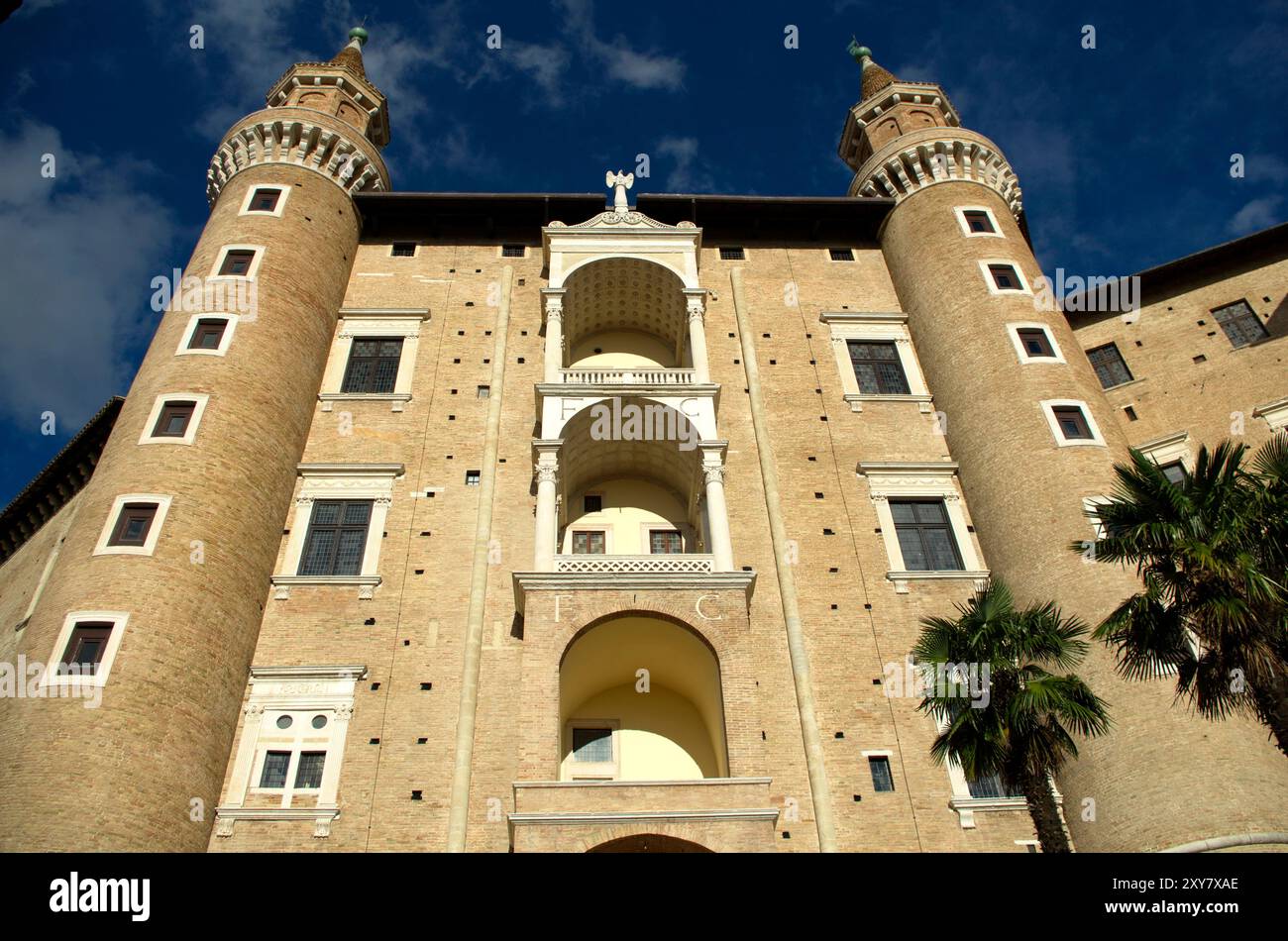 Vista dal basso dei torricini del palazzo ducale di Urbino Foto Stock