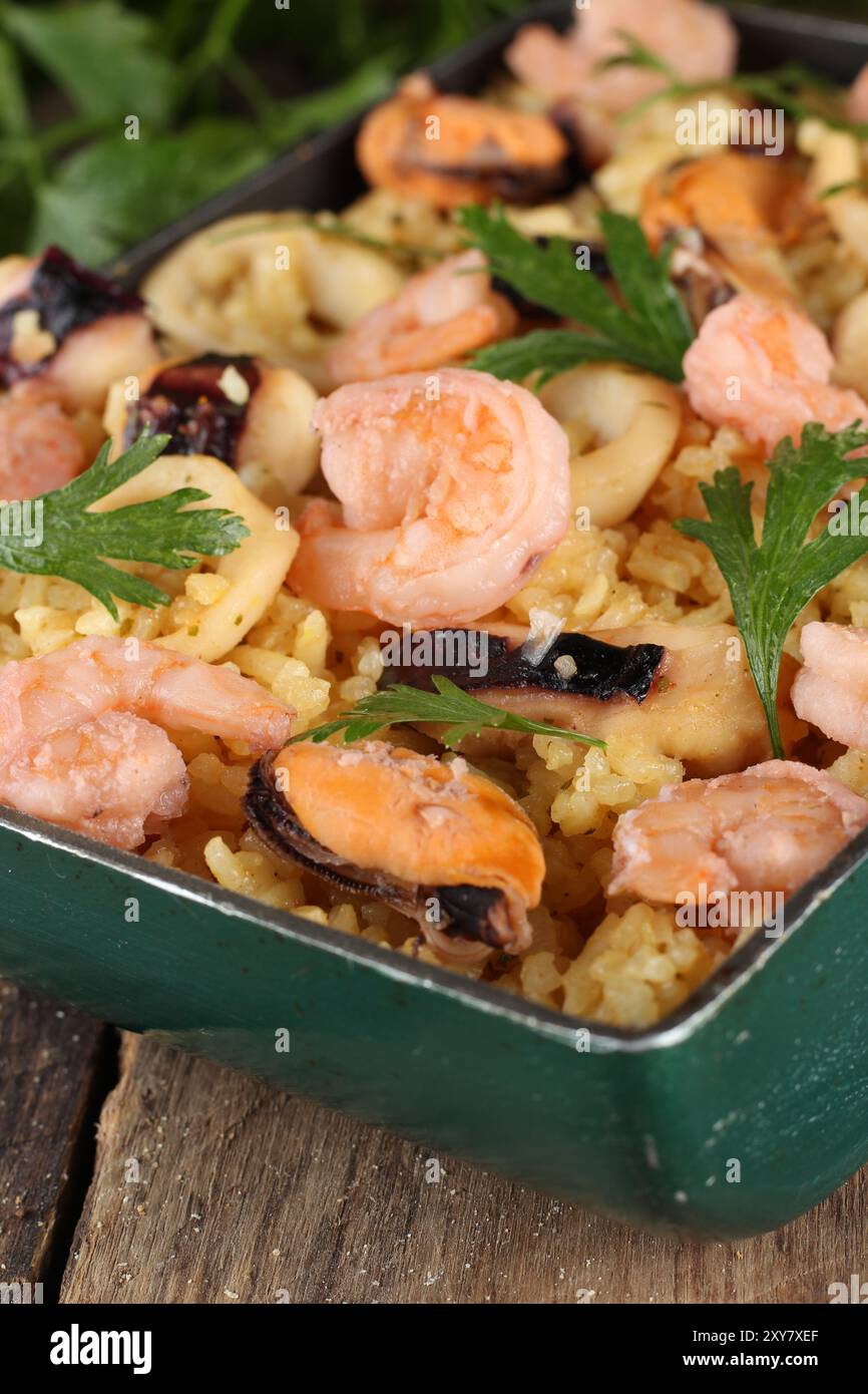 pesce in padella con decorazioni in prezzemolo Foto Stock