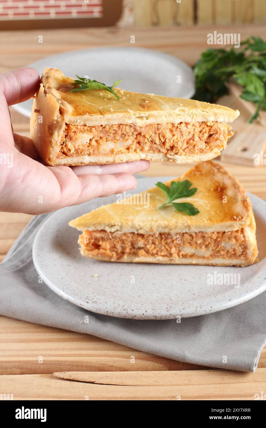 ottima torta ​​chicken a fette servita sul piatto Foto Stock