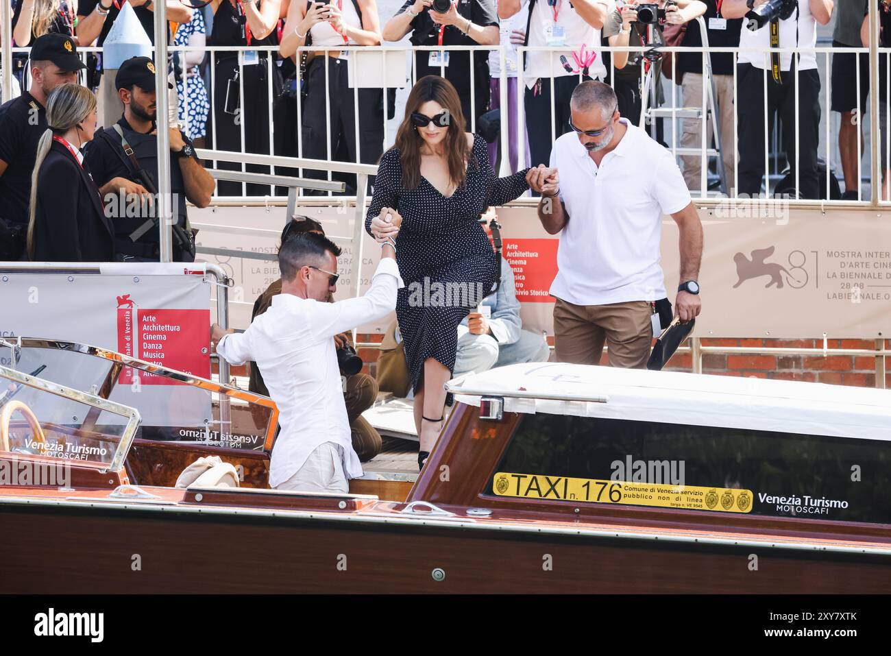 Venezia, Italia, 28/08/2024, il Red carpet del film Beetlejuice Beetlejuice durante la 81a Mostra Internazionale d'Arte cinematografica di Venezia. Nella foto: Monica Bellucci arriva al Palazzo del Cinema Foto Stock