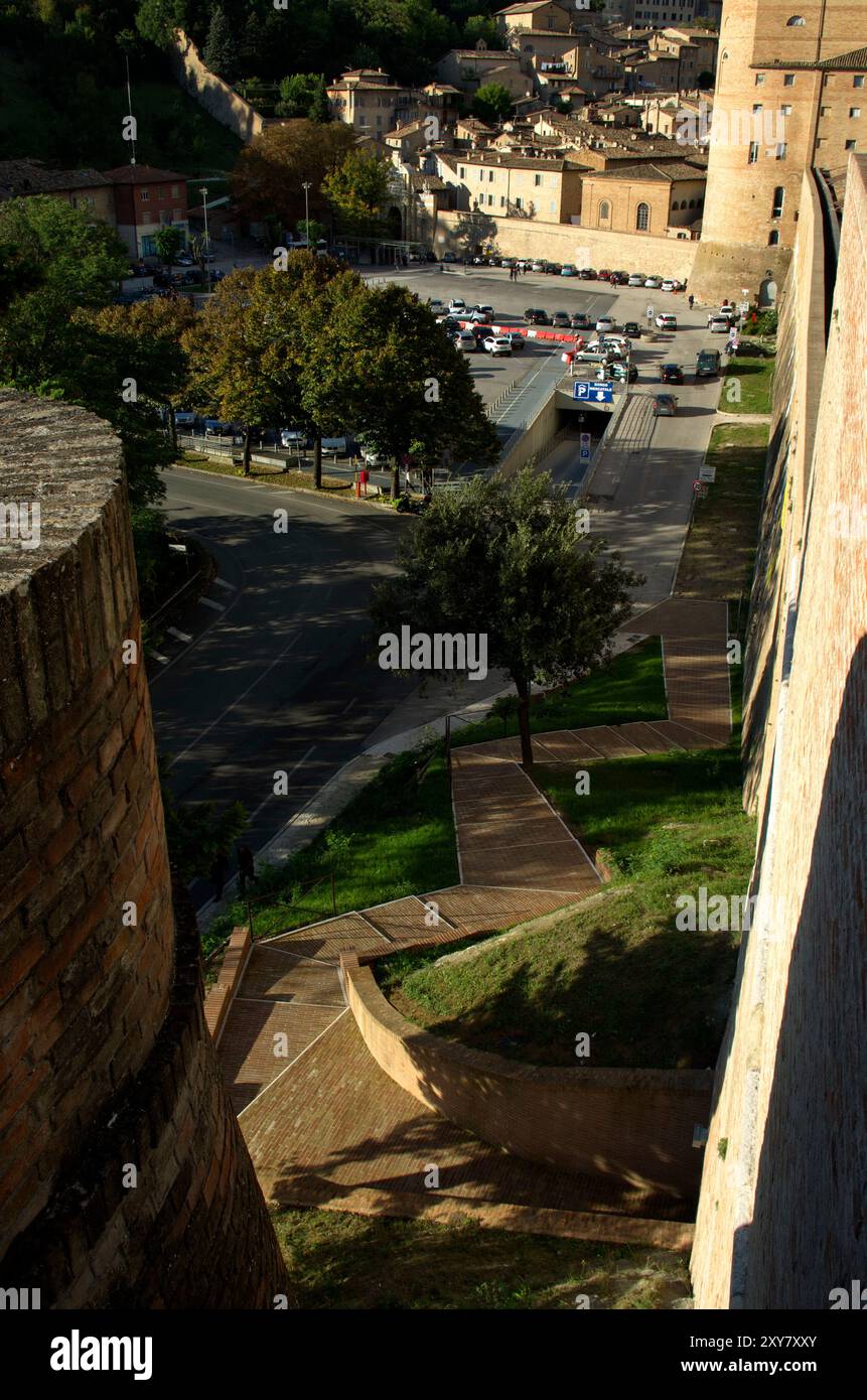 Vista dalle mura della piazza del Mercatale a Urbino Foto Stock