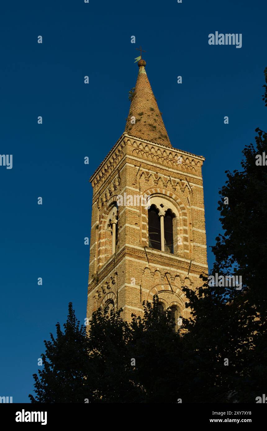 Il campanile della chiesa di San Francesco a Urbino Foto Stock