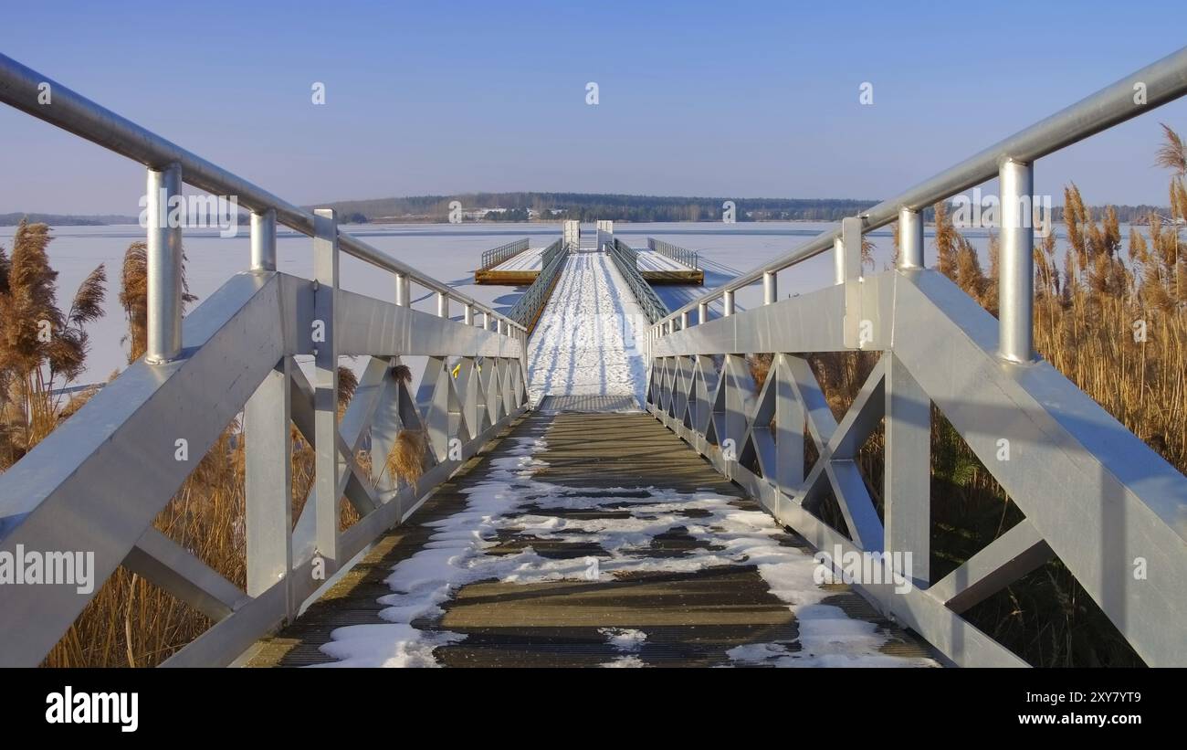 Passerella galleggiante, distretto dei laghi Lusaziani, ponte galleggiante in inverno, distretto dei laghi Lusaziani Foto Stock