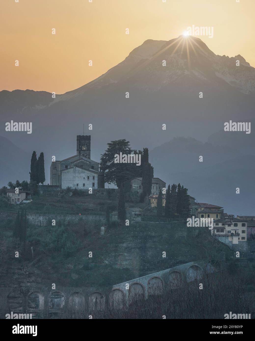 Tramonto sulla città di Barga e sulle Alpi Apuane nella stagione invernale. Garfagnana, regione Toscana, Italia, Europa Foto Stock