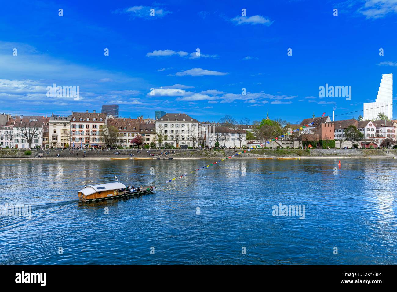 Münster Ferry 'Leu' è un traghetto di reazione sulla riva nord del fiume Reno. Utilizza la corrente fluviale per portare la barca da un lato all'altro. Foto Stock