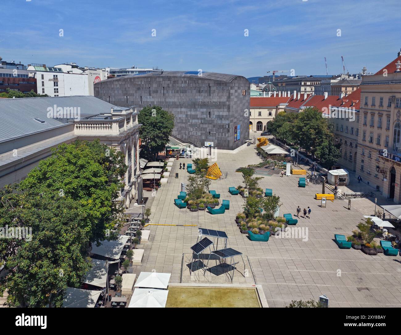 Vienna, Austria. 18 giugno 2024. Il nuovo edificio del Mumok (centro) - Museum of Modern Art Ludwig Foundation Vienna. Il Museo Federale nel MuseumsQuartier di Vienna è, secondo le sue stesse dichiarazioni, "il più grande museo di arte moderna e contemporanea dell'Europa centrale". Ospita una collezione di importanti opere di modernismo classico, pop art, Fluxus, arte minimale e concettuale, nonché l'azionismo viennese fino all'arte contemporanea. Crediti: Frank Rumpenhorst/dpa/Alamy Live News Foto Stock