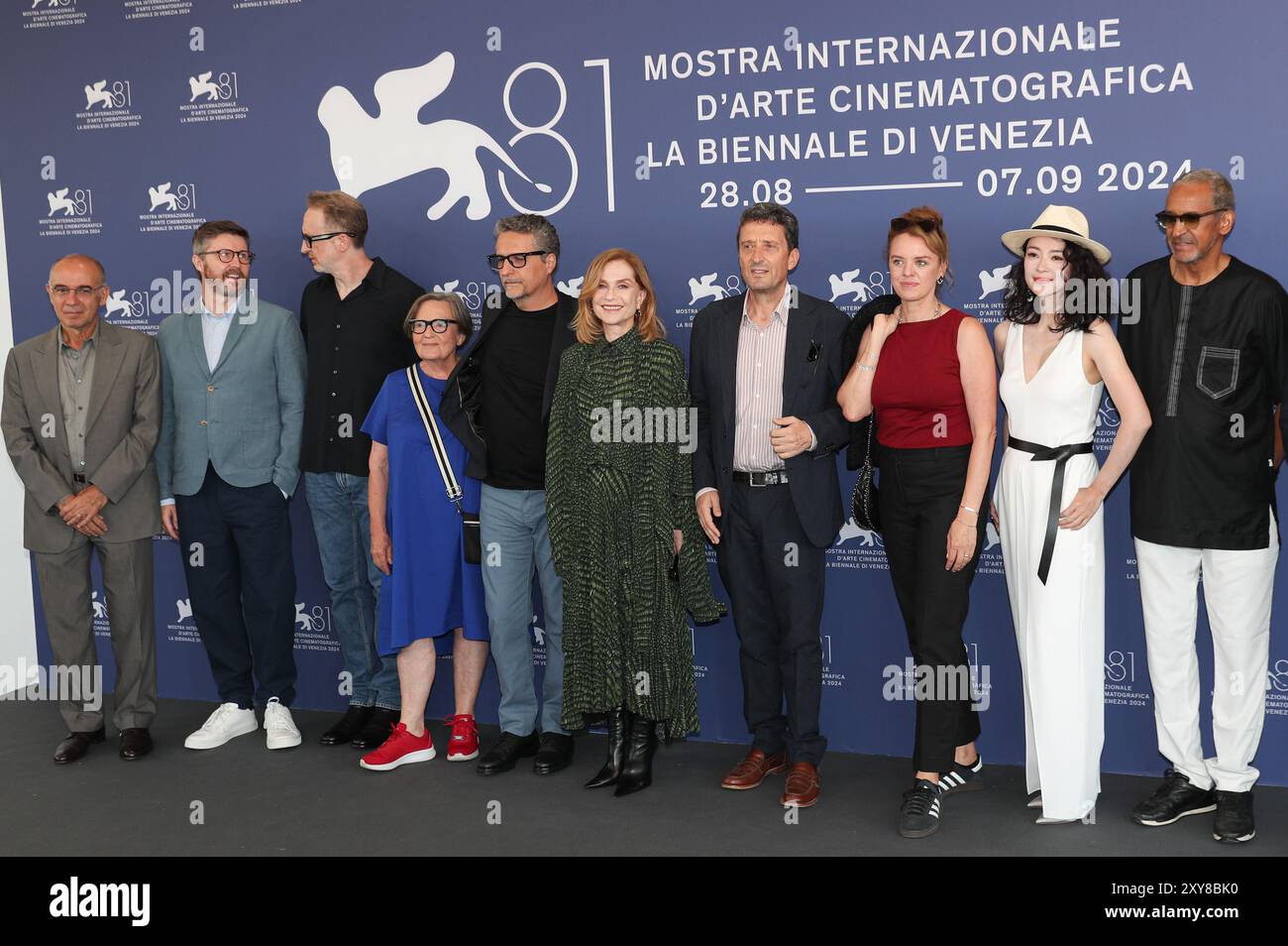 Venezia, Italia. 28 agosto 2024. I membri della 81a giuria della Mostra d'Arte cinematografica di Venezia hanno posato al photocall a Venezia, Italia, 28 agosto 2024. La 81a Mostra del Cinema di Venezia si svolgerà dal 28 agosto al 7 settembre presso l'isola del Lido di Venezia in Italia. Crediti: Li Jing/Xinhua/Alamy Live News Foto Stock
