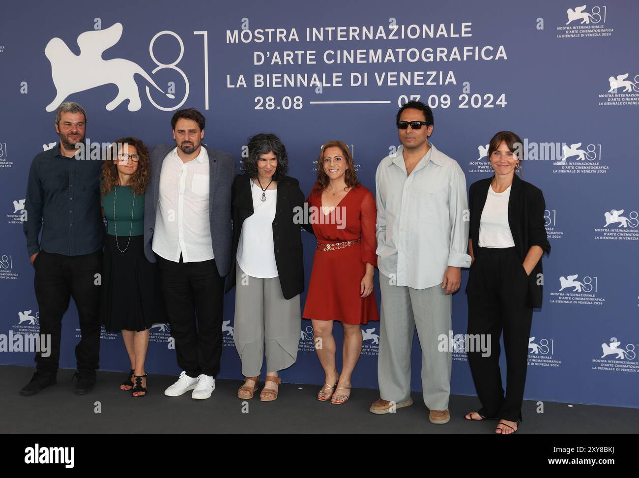 Venezia, Italia. 28 agosto 2024. I membri della 81a giuria della sezione orizzonti della Mostra del Cinema di Venezia posano al photocall a Venezia, Italia, 28 agosto 2024. La 81a Mostra del Cinema di Venezia si svolgerà dal 28 agosto al 7 settembre presso l'isola del Lido di Venezia in Italia. Crediti: Li Jing/Xinhua/Alamy Live News Foto Stock