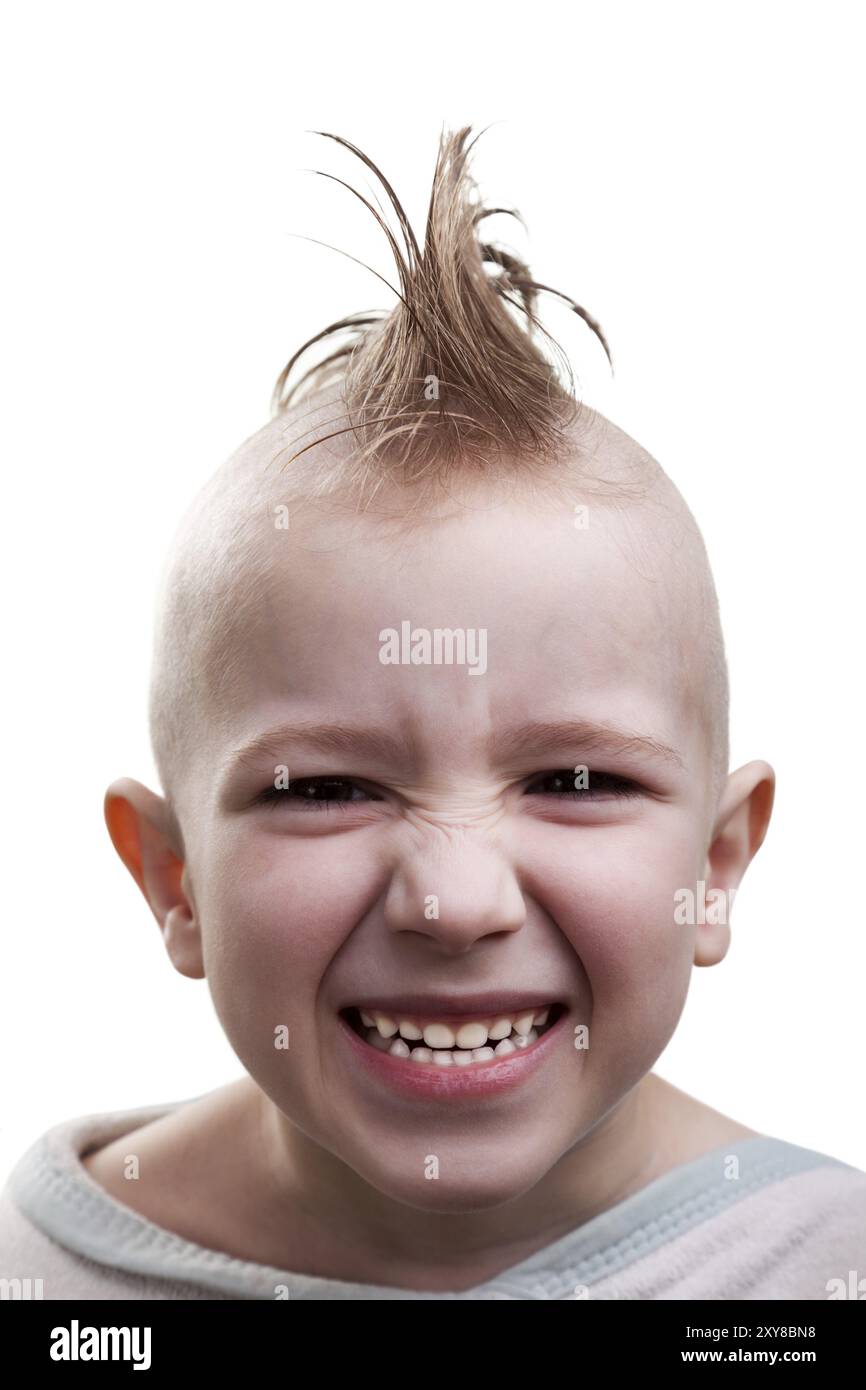 Un piccolo allegro capello punk bambino sorriso grin Foto Stock