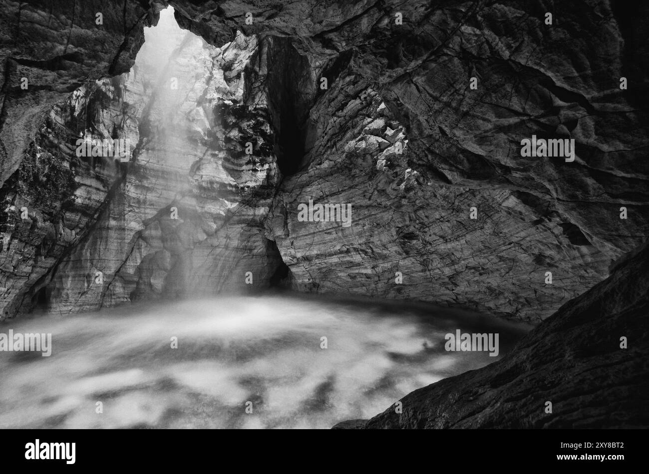 Cascata nella grotta calcarea Trollkirka (Trollkyrkja, tedesco: Troll Church), Moere e Romsdal Fylke, Norvegia, settembre 2011, Europa Foto Stock