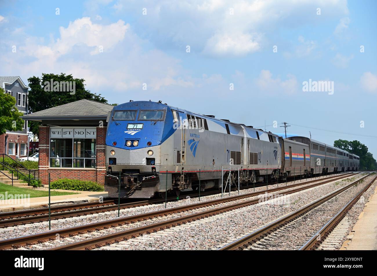 Westmont, Illinois, Stati Uniti. La California Zephyr della Amtrak in direzione ovest passando per i sobborghi di Chicago. Foto Stock