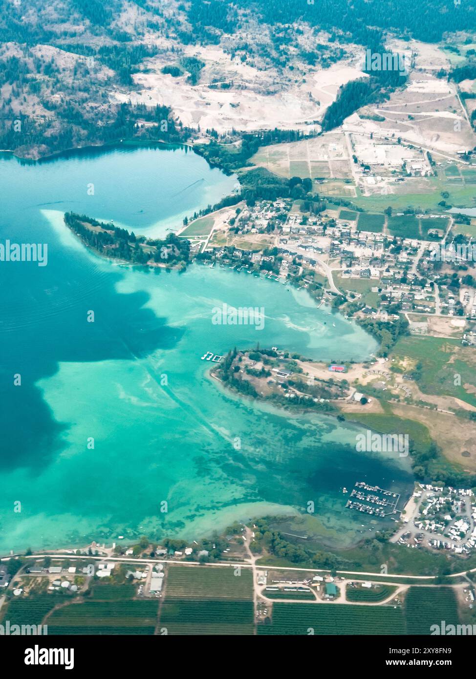 Vista aerea della regione dei laghi e dell'estremità meridionale del lago Kalamalka nella Columbia Britannica in estate Foto Stock