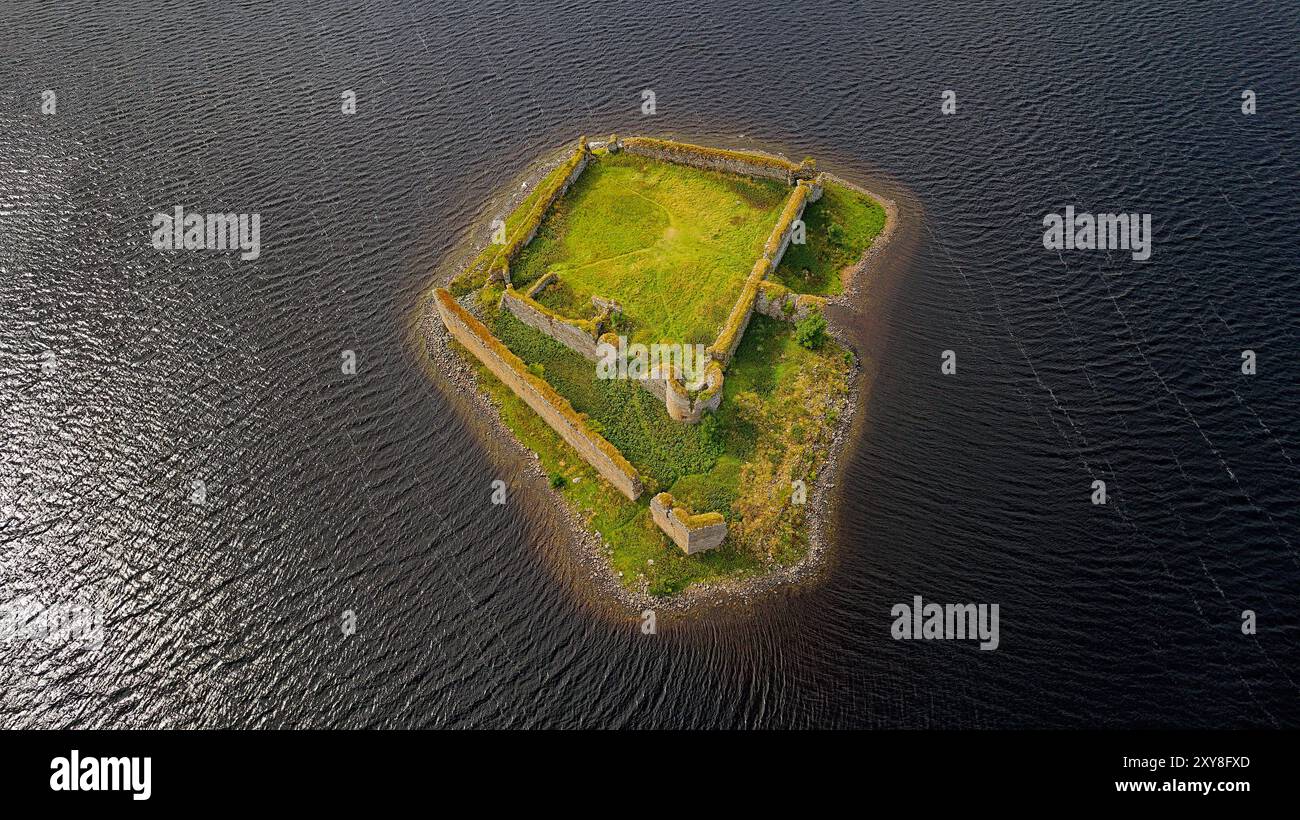 Lochindorb Loch fine estate le rovine e le mura medievali del castello di Lochindorb su un'isola nel centro del lago Foto Stock