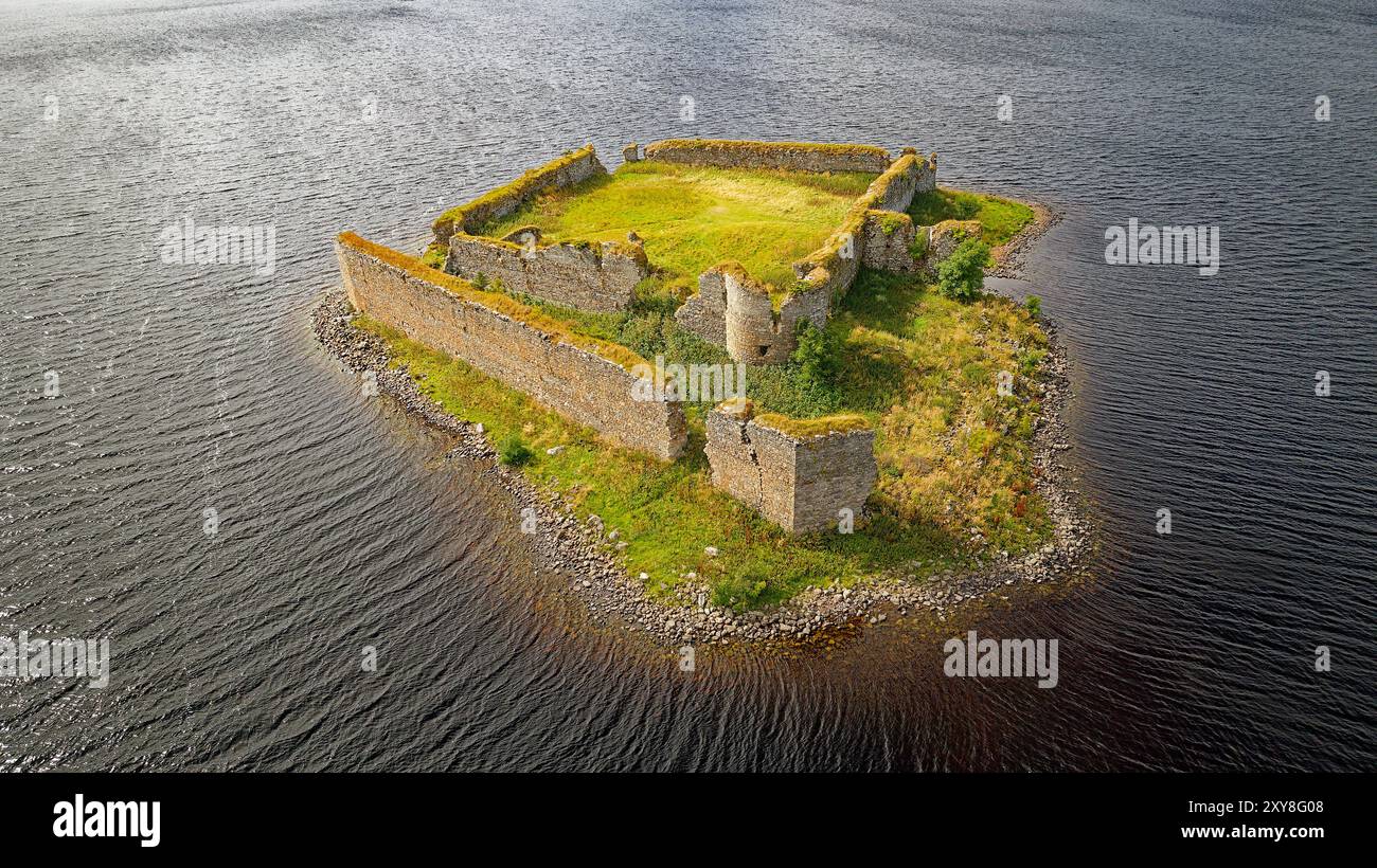 Lochindorb Loch fine estate le rovine medievali del castello di Lochindorb nel centro del lago Foto Stock