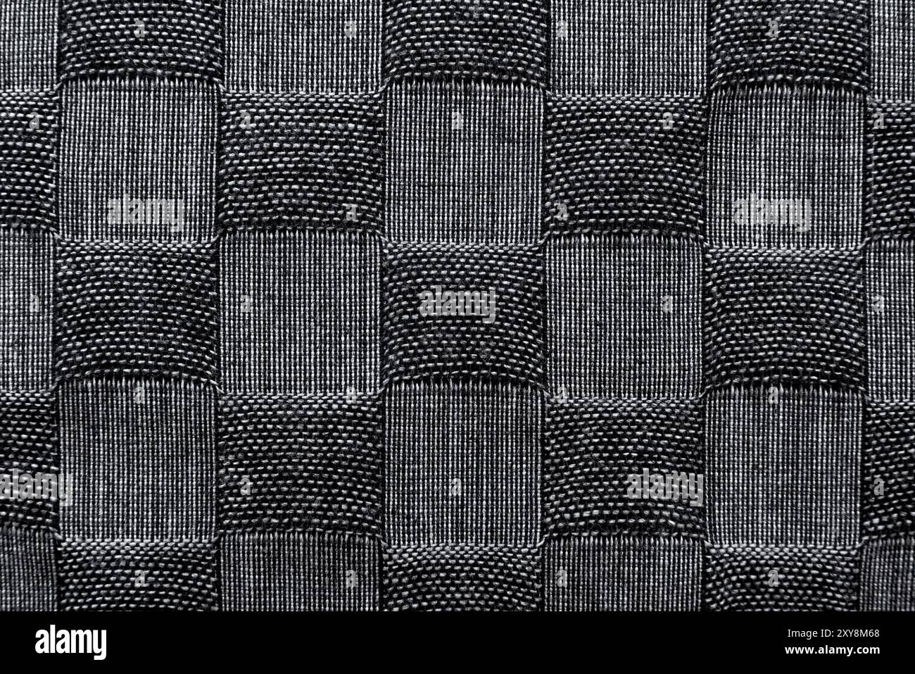 Trama del tessuto a scacchi con quadratini bianchi e neri. Sfondo in tessuto bianco e nero a scacchi. Materiale sartoriale scozzese. Foto Stock
