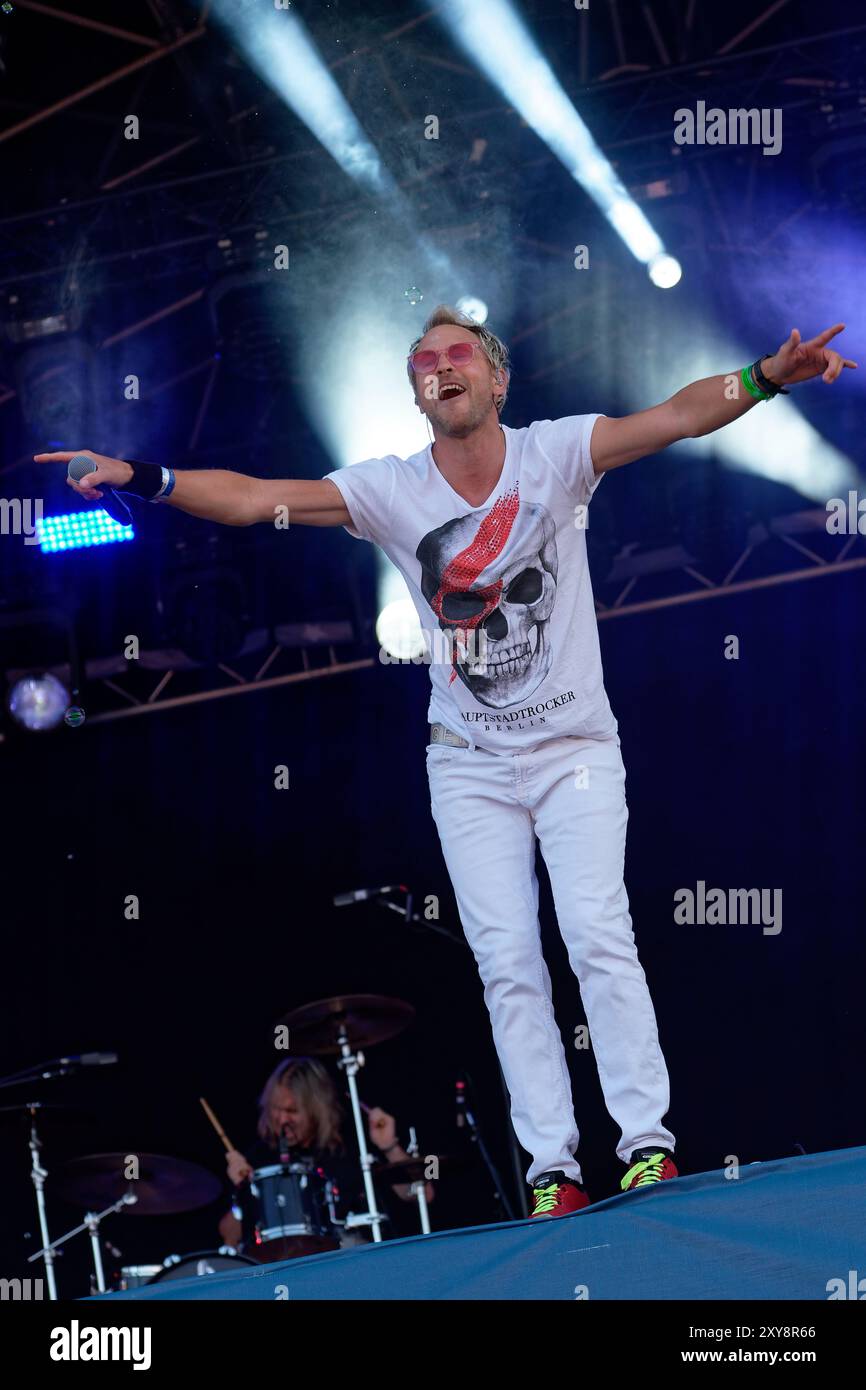 Rick Parfitt Jnr si esibisce sul palco principale al CarFest al Laverstoke Park Farm il 25 agosto 2024. Overton, Hampshire. Credito: Michael Palmer, Alamy Foto Stock