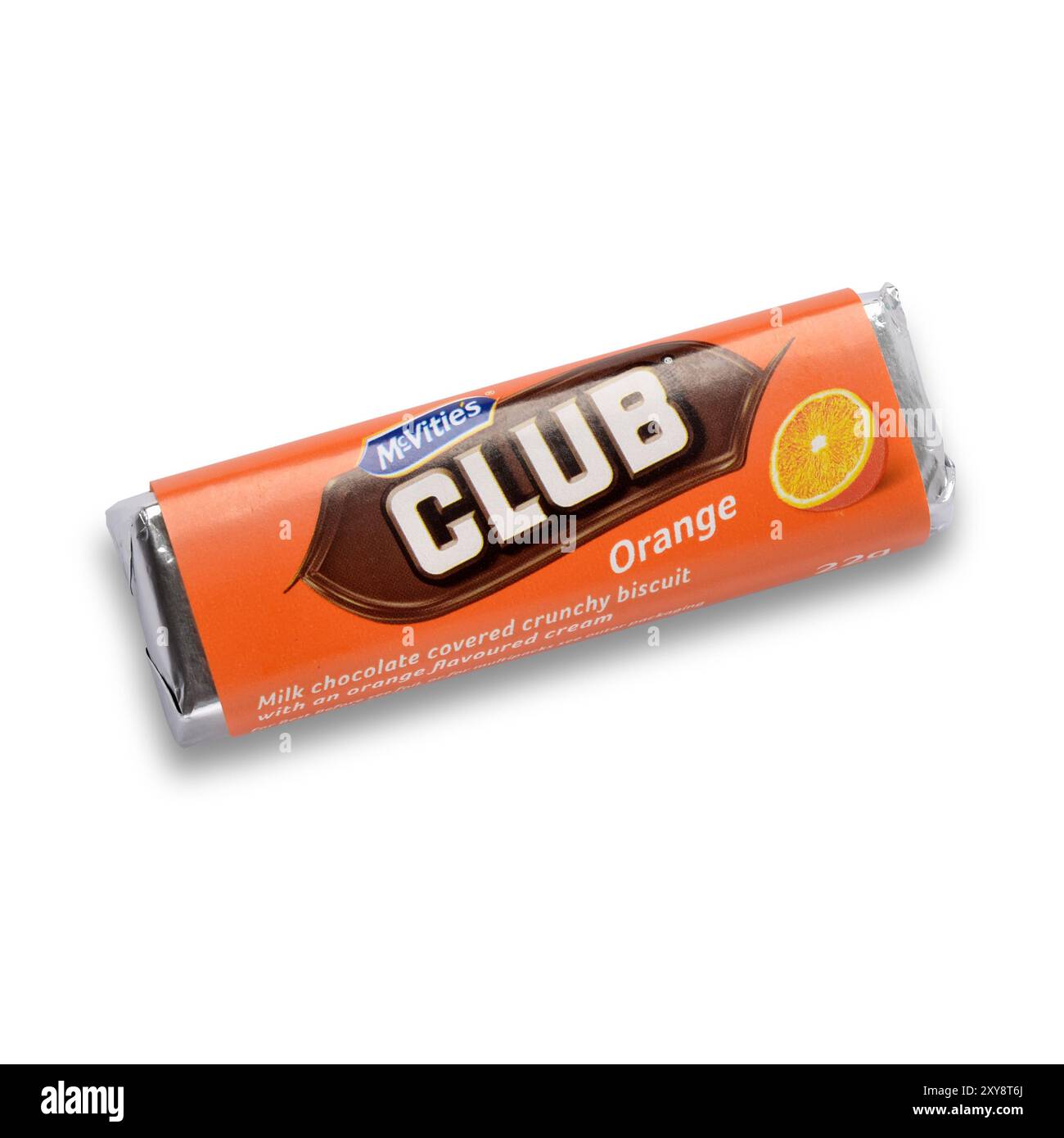 Biscotto McVities Chocolate Club di sapore arancio singolo in involucro dall'alto isolato su sfondo bianco con percorso di ritaglio Foto Stock