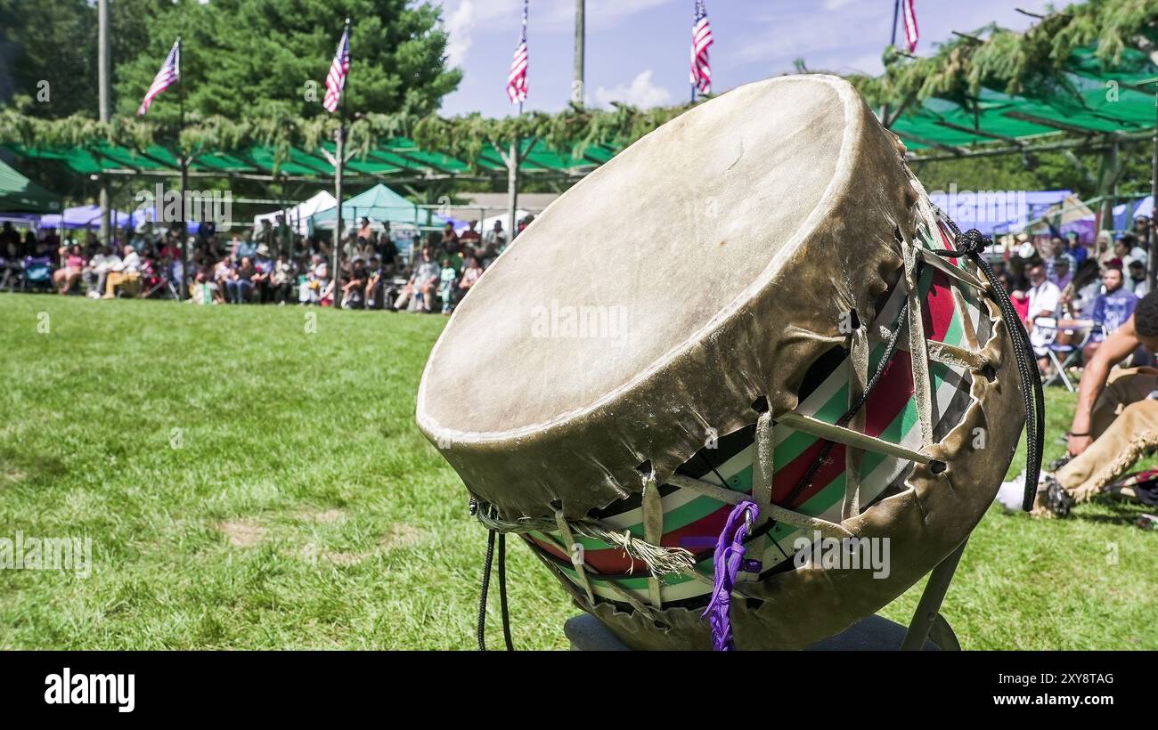 MASHANTUCKET, CT, USA - 24 AGOSTO 2024: Un grande tamburo cerimoniale al pow Wow Schemitzun Festa di mais verde e danza Foto Stock