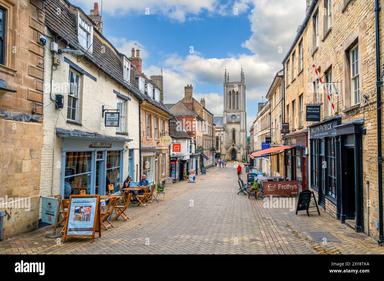 Ironmonger Street nel centro della città, Stamford, Lincolnshire, Inghilterra, Regno Unito Foto Stock