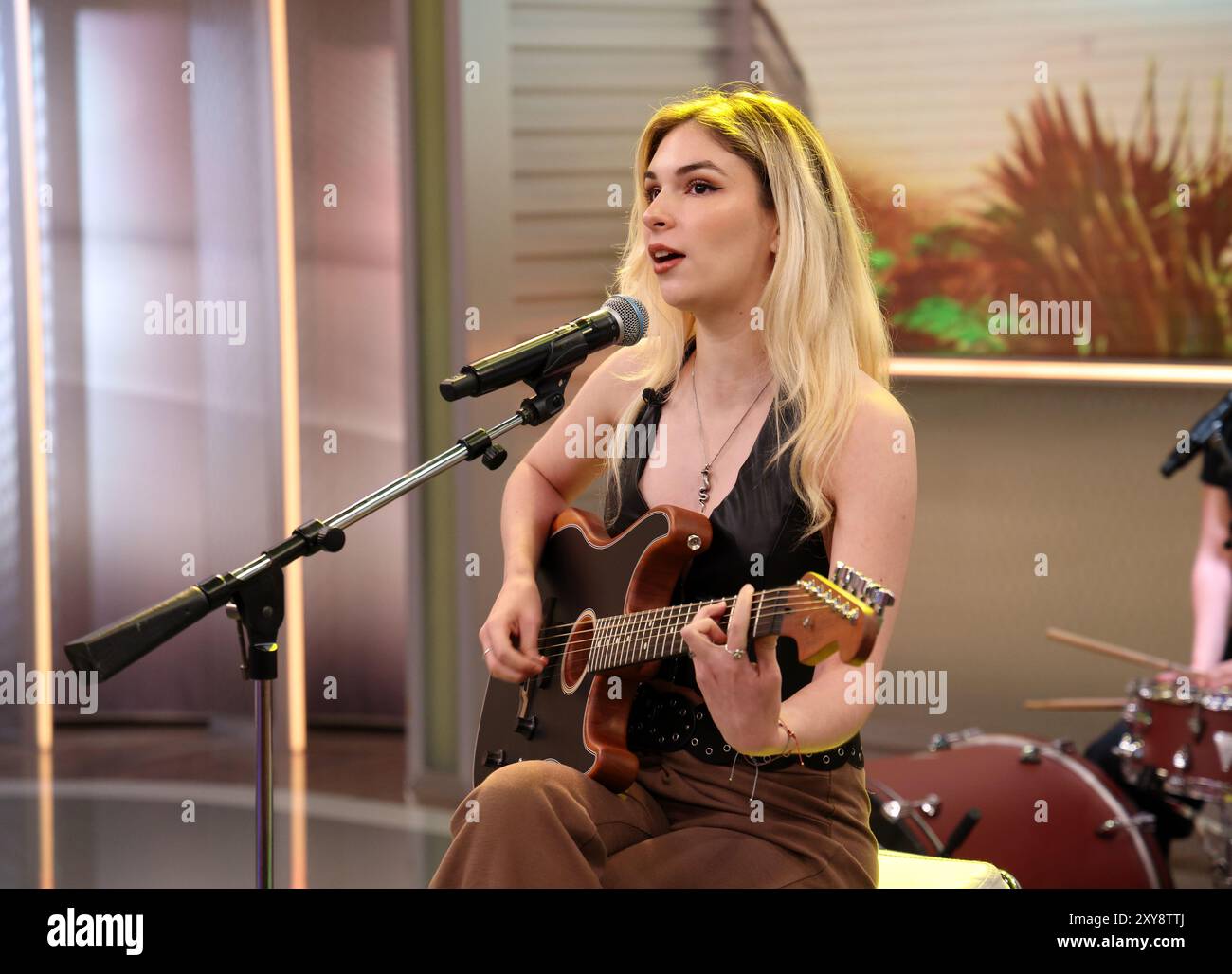 Miami, Stati Uniti d'America. 27 agosto 2024. DORAL, FL-AUG 28: La rock band messicana "The Warning" Daniela Villarreal si esibisce durante lo spettacolo mattutino "Despierta America" agli Univision Studios il 28 agosto 2024 a Doral, Florida. (Foto di Alberto E. Tamargo/Sipa USA) credito: SIPA USA/Alamy Live News Foto Stock