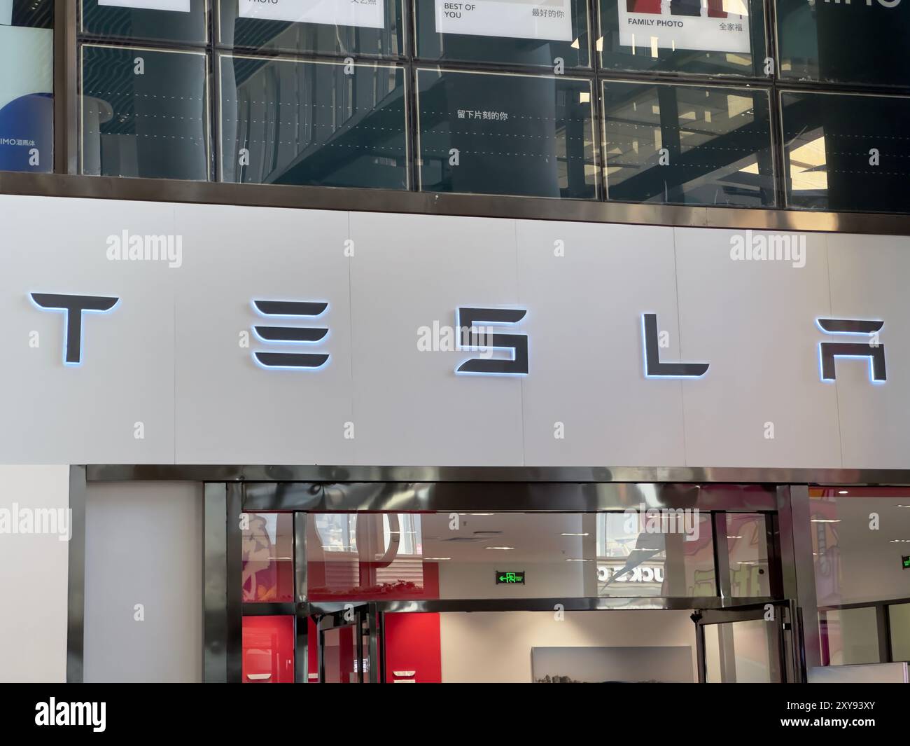 Yinchuan, Cina - 31 ottobre 2023: Logo del negozio Tesla. Tesla, Inc è una multinazionale americana nel settore automobilistico e dell'energia pulita. Foto Stock