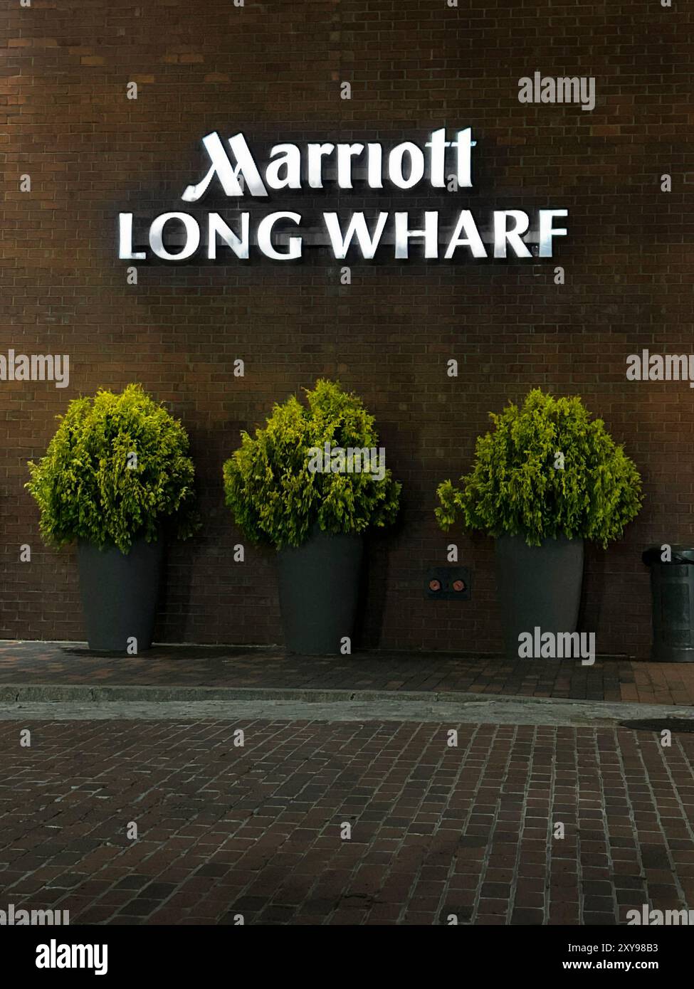 Marriott Hotel, Long Wharf, cartello aziendale sull'esterno dell'edificio di notte, Boston, Massachusetts, USA Foto Stock