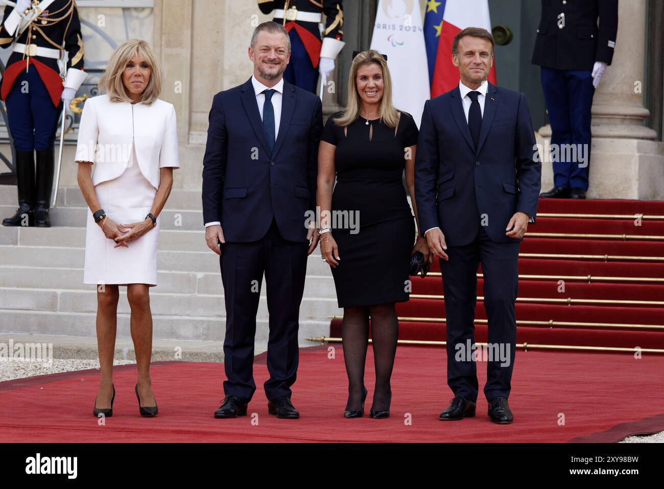 Parigi, Francia. 28 agosto 2024. Il presidente francese Emmanuel Macron e sua moglie Brigitte Macron danno il benvenuto al presidente del Comitato Paralimpico Internazionale Andrew Parsons e a sua moglie Marcela Parsons come parte dell'apertura dei Giochi Paralimpici di Parigi il 28 agosto 2024 al palazzo presidenziale Elysee di Parigi, in Francia. Crediti: Bernard Menigault/Alamy Live News Foto Stock