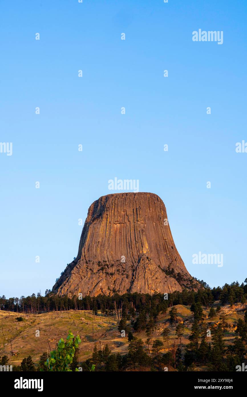 Fotografia del Devils Tower National Monument, Wyoming, in una splendida mattinata d'estate. Foto Stock