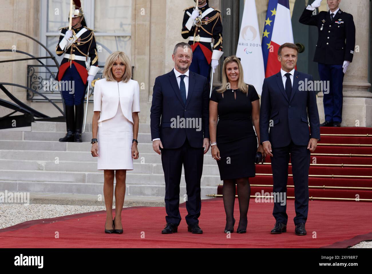 Parigi, Francia. 28 agosto 2024. Il presidente francese Emmanuel Macron e sua moglie Brigitte Macron danno il benvenuto al presidente del Comitato Paralimpico Internazionale Andrew Parsons e a sua moglie Marcela Parsons come parte dell'apertura dei Giochi Paralimpici di Parigi il 28 agosto 2024 al palazzo presidenziale Elysee di Parigi, in Francia. Crediti: Bernard Menigault/Alamy Live News Foto Stock