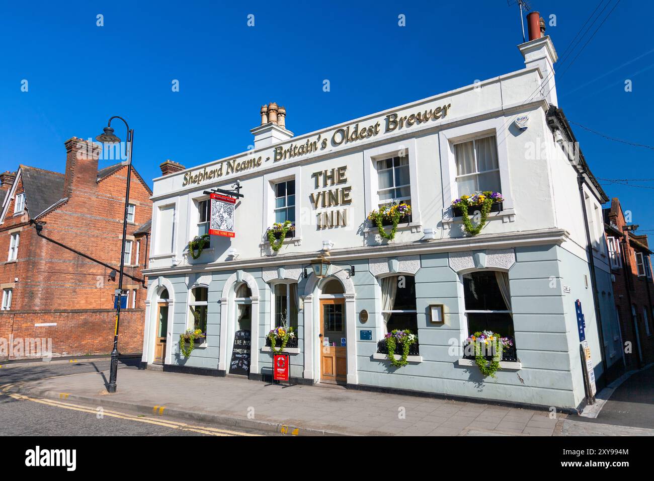Regno Unito, Inghilterra, Kent, Tenterden, "The Vine Inn" Public House in Tenterden High Street Foto Stock