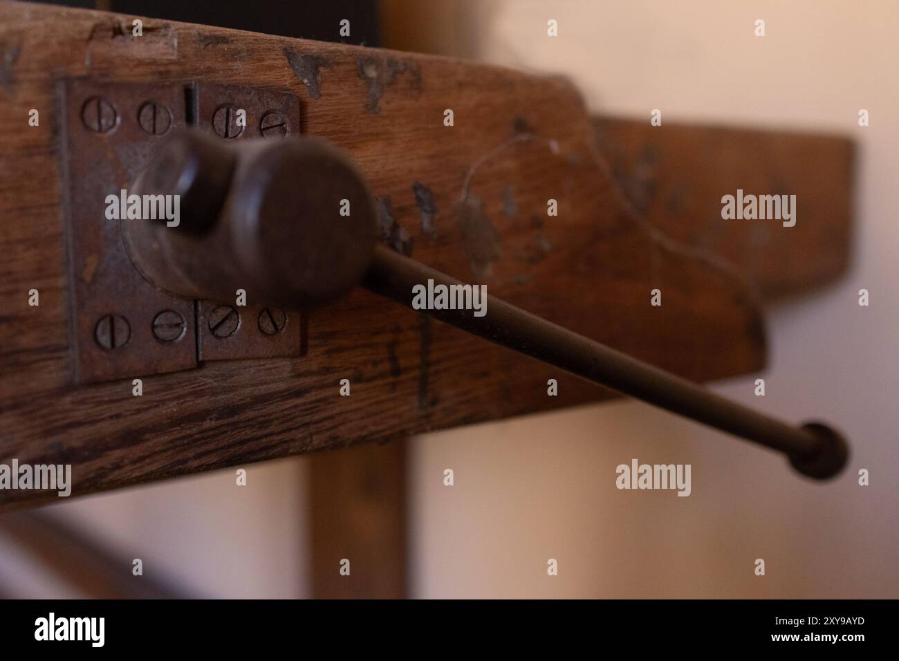 Giorno del lavoro. Concetto di lavoro. Strumenti con il passare del tempo. Maestria artigianale sul legno. Utensili antichi. Foto Stock