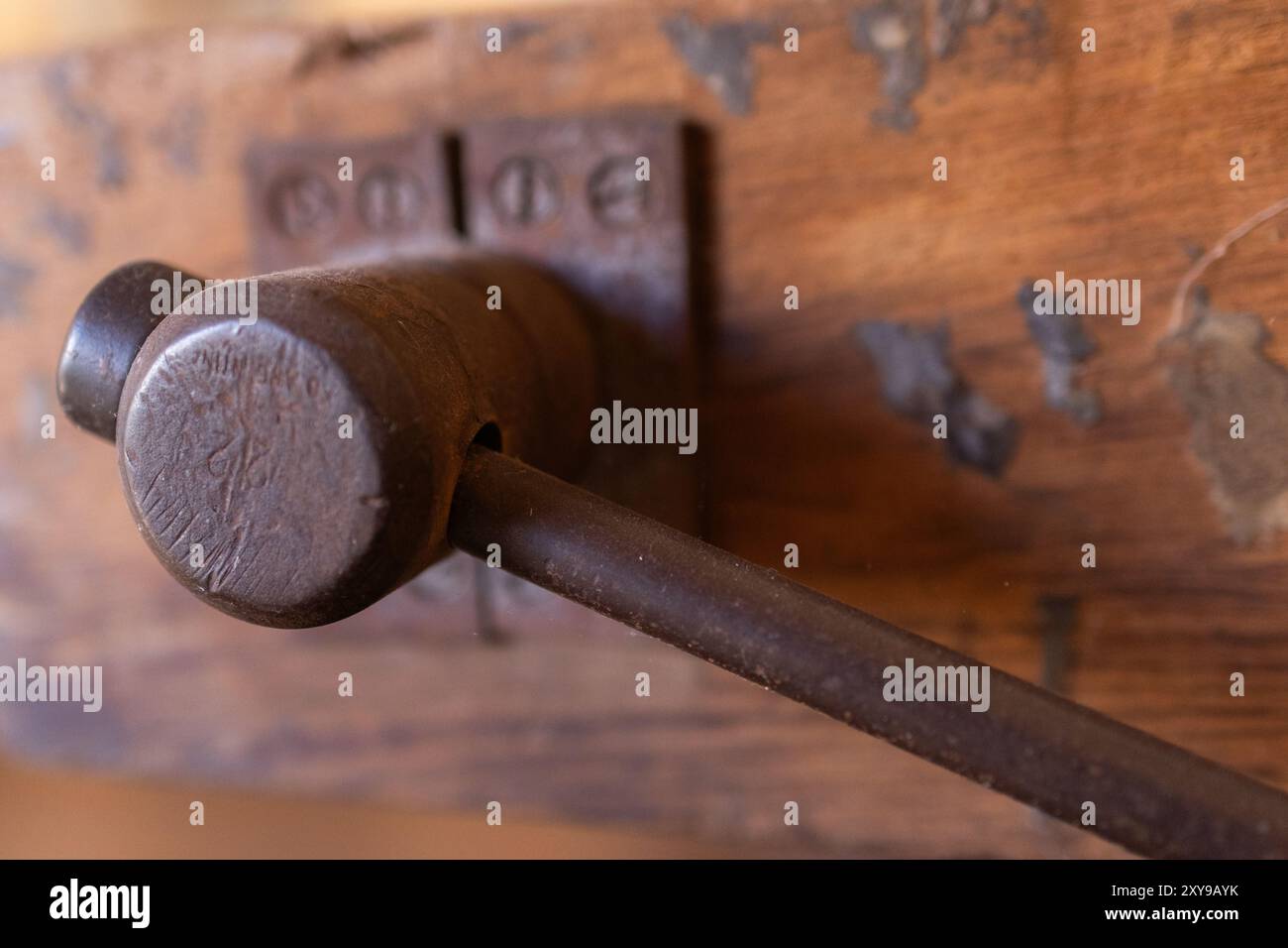 Concetto di lavoro. Strumenti con il passare del tempo. Giorno del lavoro. Maestria artigianale sul legno. Utensili antichi. Foto Stock