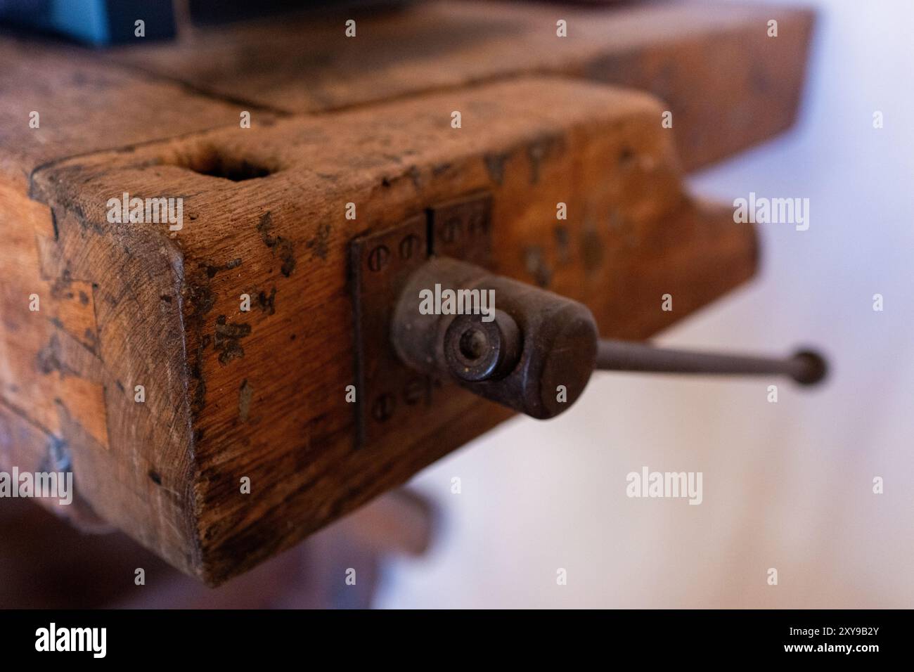 Giorno del lavoro. Concetto di lavoro. Strumenti con il passare del tempo. Maestria artigianale sul legno. Utensili antichi. Foto Stock