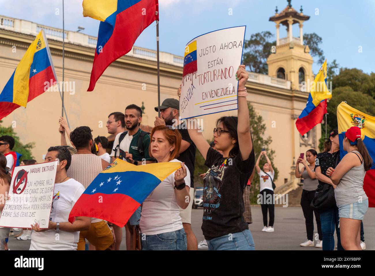 Barcellona, Spagna. 28 agosto 2024. I cittadini venezuelani residenti a Barcellona protestano a Plaza Espanya a Barcellona contro la decisione della Corte Suprema del Venezuela di accettare la vittoria di Maduro. Ciudadanos venezolanos residentes en Barcelona se manifiestan en la Plaza Espanya de Barcelona en contra del Tribunal Supremo de Venezuela, aceptando la victoria de Maduro. News Politics - Barcellona, Spagna mercoledì 28 agosto 2024 (foto di Eric Renom/LaPresse) crediti: LaPresse/Alamy Live News Foto Stock