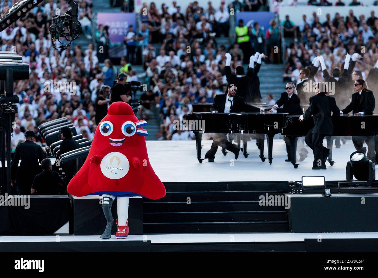 PARIGI, FRANKREICH 28. Agosto - er ffnungsfeier Parigi 2024 Paralimpiadi AM 28.08.2024 Place de la Concorde a Parigi Frankreich. Paralimpiadi Maskottchen Les Phryges Foto Stock