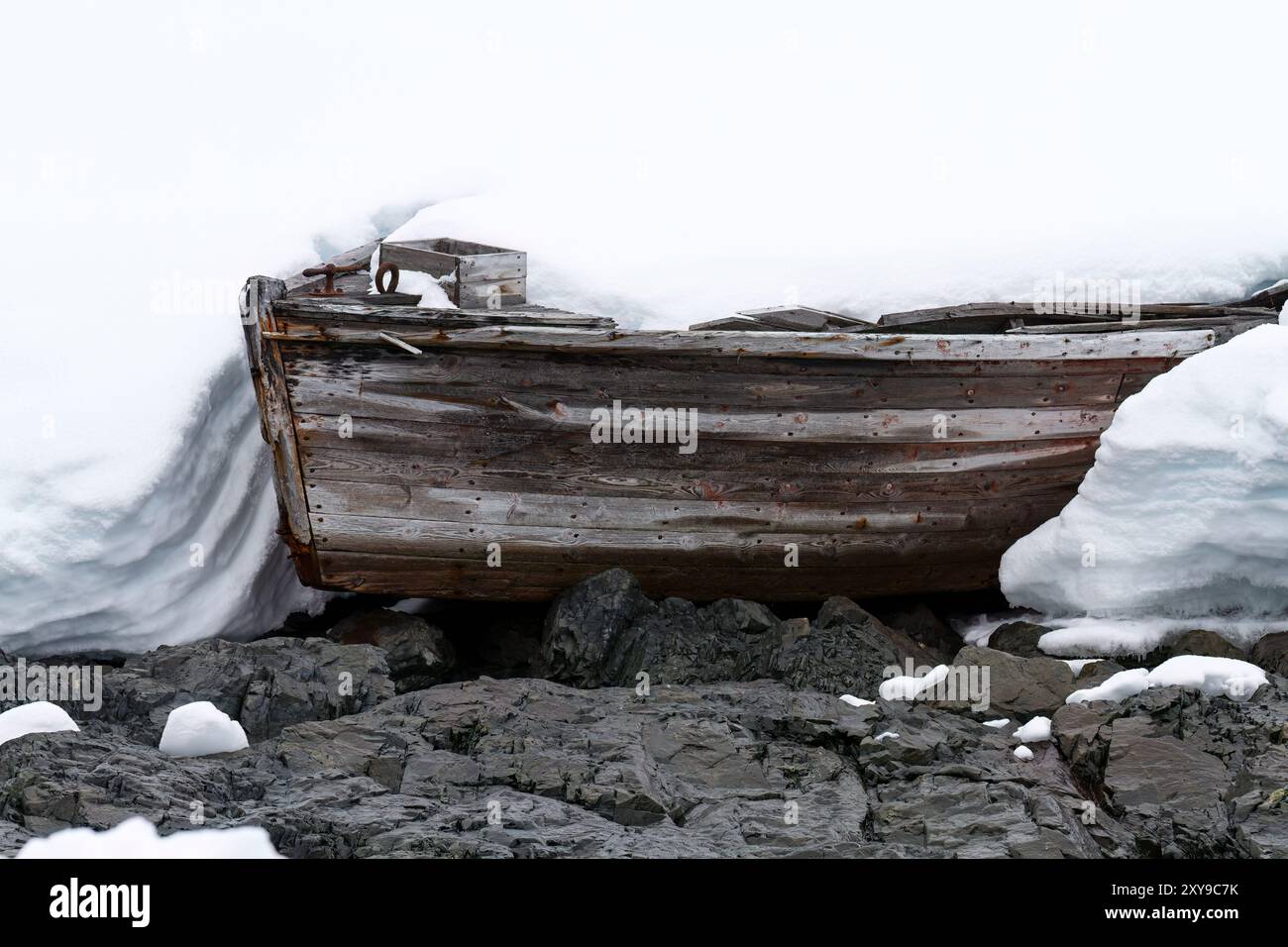 Barca d'acqua abbandonata dagli sforzi di caccia alle balene del XX secolo nel porto di Foyn nelle Isole Enterprise, Antartide, nell'Oceano meridionale. Foto Stock