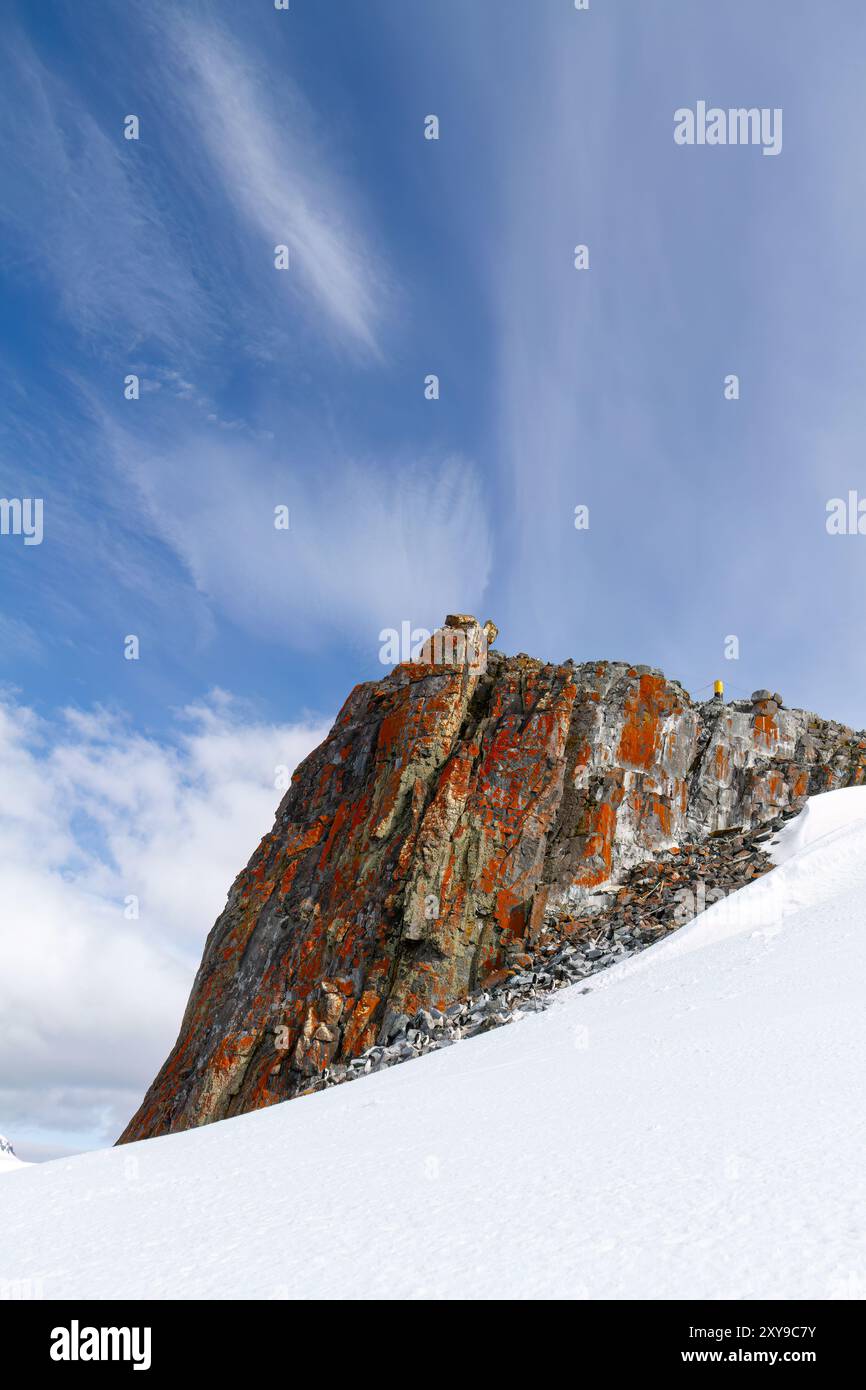 Vista dell'isola di Half Moon ricoperta di neve nel gruppo delle Shetland meridionali, Antartide, Oceano meridionale. Foto Stock