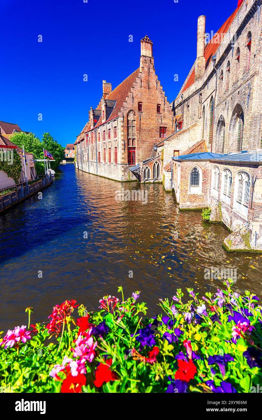 Bruges, Belgio: L'ospedale di St. John o Oud Sint-Janshospitaal, un ospedale medievale, lungo il canale di Dijver a Mariabrug, Fiandre occidentali, Europa Foto Stock