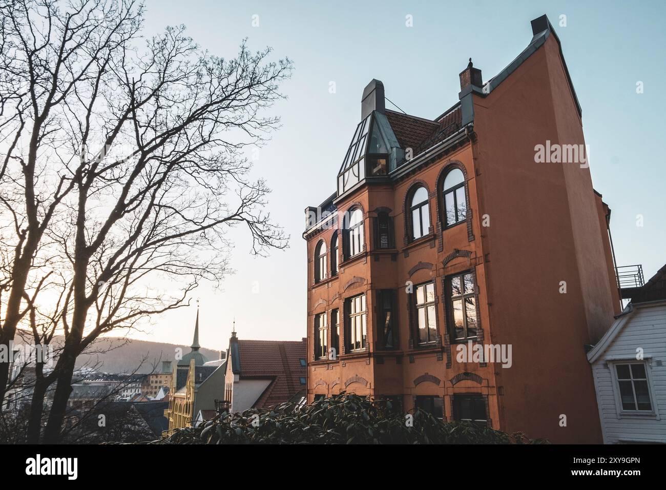 Storico edificio di appartamenti nel quartiere Bergenhus di Bergen, Norvegia, una soleggiata giornata invernale Foto Stock