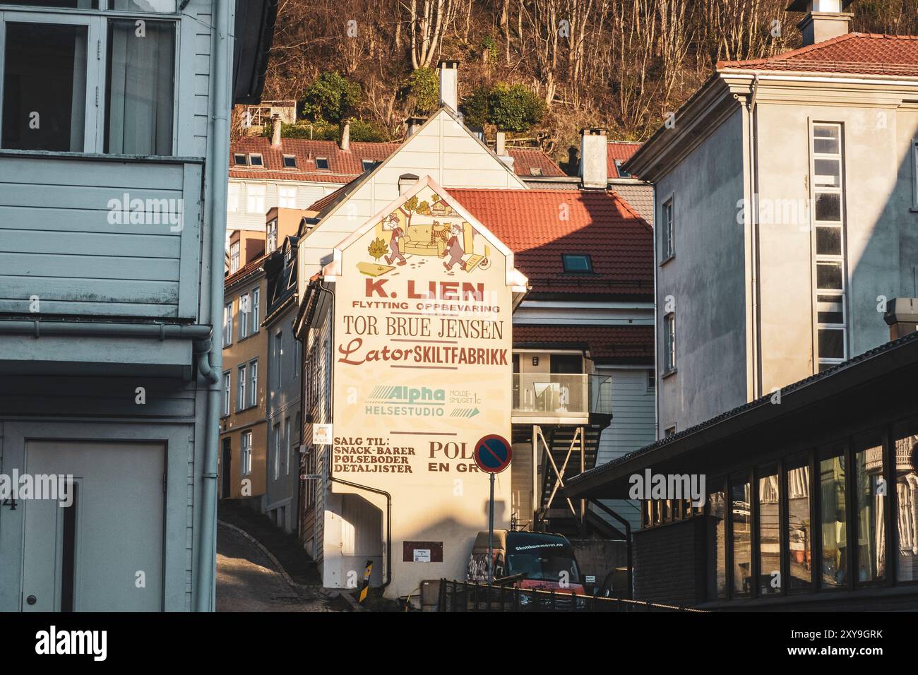 Lettere antiche in una pubblicità su un muro a Bergen, Norvegia Foto Stock