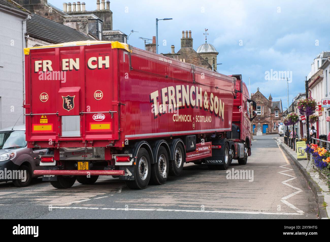 Grande autocarro articolato che percorre la stretta strada principale della città di Sanquhar a Dumfries e Galloway, Scozia, Regno Unito Foto Stock