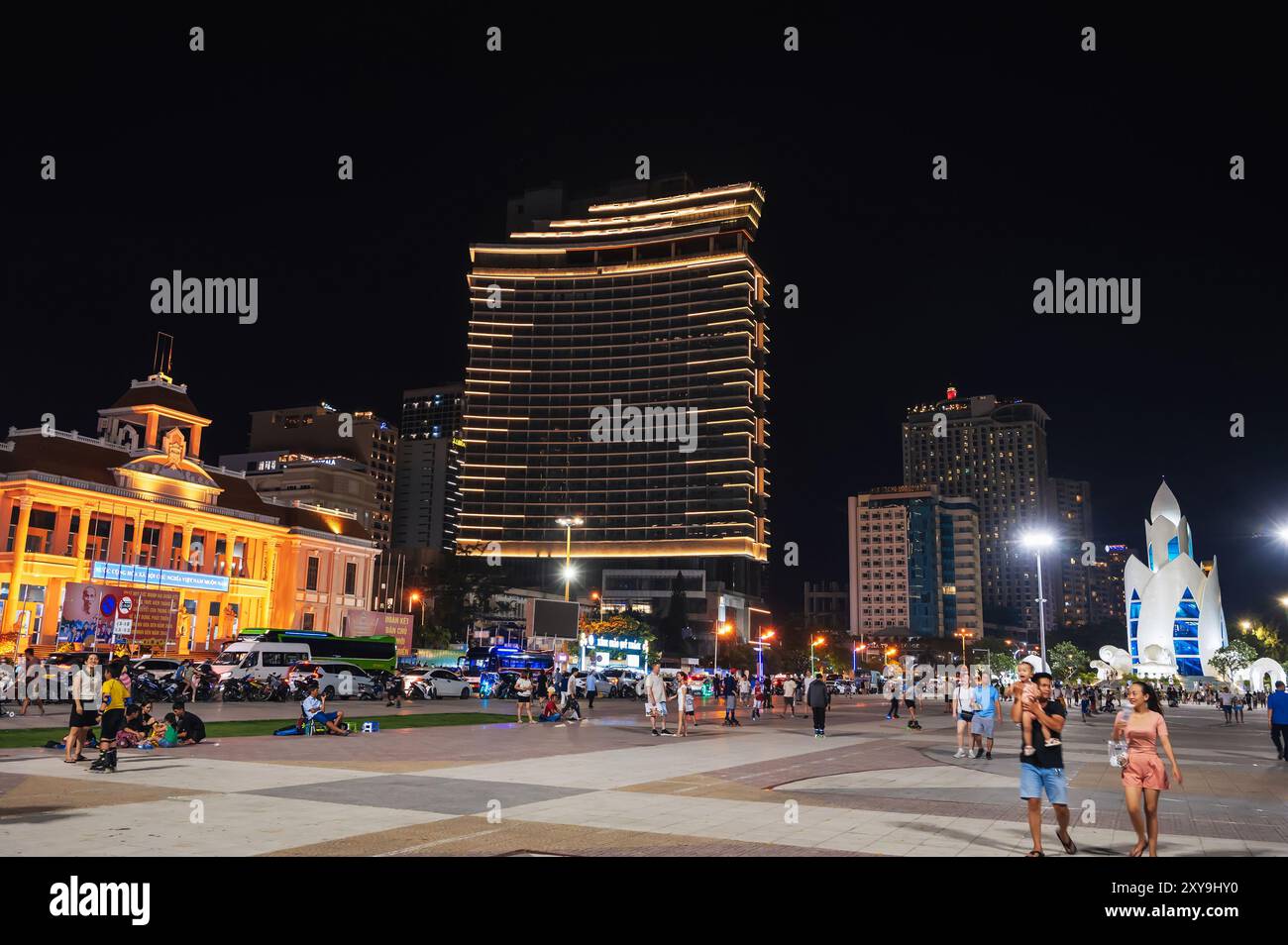 Thap tram Huong Tower sulla piazza centrale della città di Nha Trang di notte. Nha Trang, Vietnam - 24 luglio 2024 Foto Stock