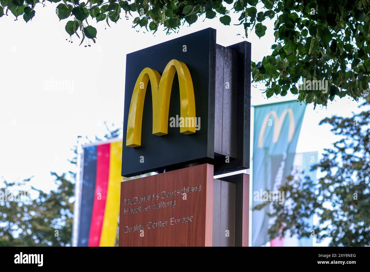 Logo der Fast-Food Kette McDonalds AM 27.08.2024 a München. Die McDonalds Corporation ist ein US-amerikanischer Betreiber und Franchisegeber von weltweit vertretenen Schnellrestaurants und der umsatzstärkste Fast-Food-Konzern der Welt. *** Logo della catena di fast food McDonalds su 27 08 2024 a Monaco di Baviera la McDonalds Corporation è un operatore americano e franchisor di fast food in tutto il mondo e la più grande azienda di fast food del mondo per fatturato xMSx Foto Stock