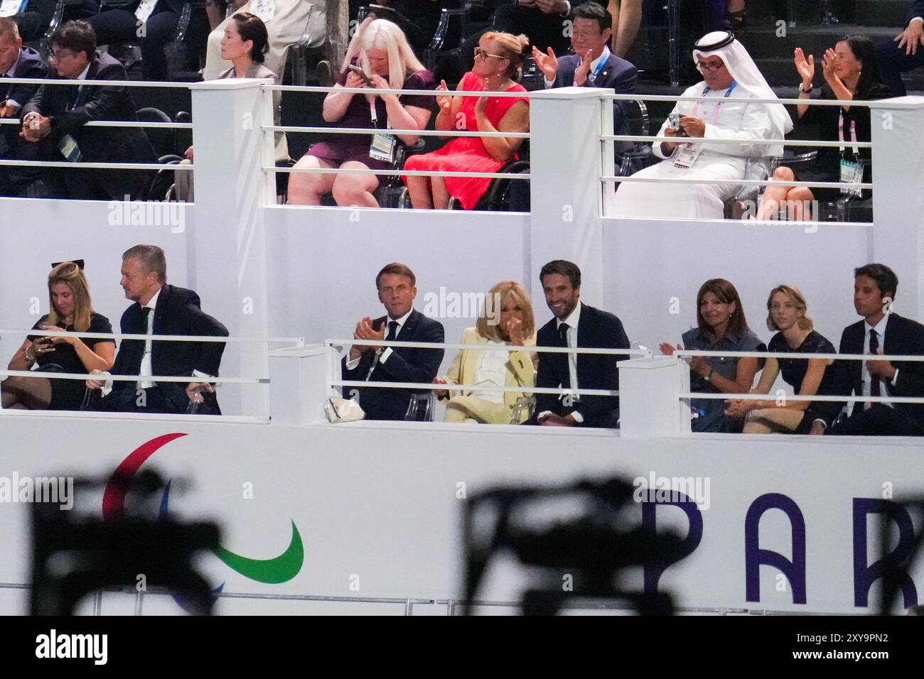 Parigi, Francia. 28 agosto 2024. PARIGI, FRANCIA - AGOSTO 28: Presidente del Comitato Paralimpico Internazionale (IPC) Andrew Parsons, Presidente francese Emmanuel Macron, sua moglie Brigitte Macron, Presidente francese del Comitato Organizzatore delle Olimpiadi e Paralimpiche di Parigi 2024 (COJO) Tony Estanguet e sindaco di Parigi Anne Hidalgo durante la cerimonia di apertura dei Giochi Paralimpici di Parigi 2024 a Place de la Concorde il 28 agosto 2024 a Parigi, Francia. (Foto di Patrick Goosen/BSR Agency) credito: BSR Agency/Alamy Live News Foto Stock