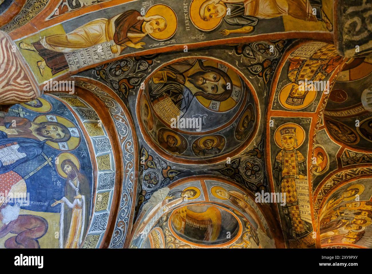 Goreme, Turchia - 15 agosto 2024: Affreschi su un muro di una chiesa rupestre a Goreme, Cappadocia, Turchia. Foto Stock