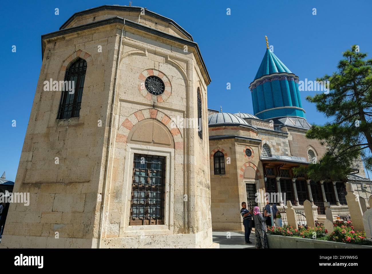 Konya, Turchia - 17 agosto 2024: Persone che visitano il Museo e il mausoleo di Mevlana a Konya, Turchia. Foto Stock